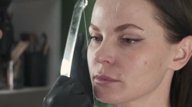 Bir güzellik salonunda kaş boyama, düzeltme, boyama ve kaplama prosedürü, göz bakımı tedavisi