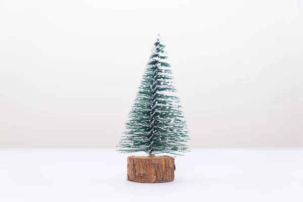 Decoração árvore de natal conceito de ano novo com flocos de neve espaço de cópia de fundo branco — Fotografia de Stock