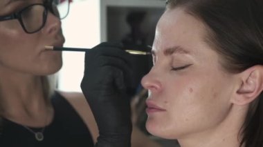 kaş kaplama prosedürü stili, düzeltme, boyama ve güzellik salonunda, kaş bakımı tedavisi