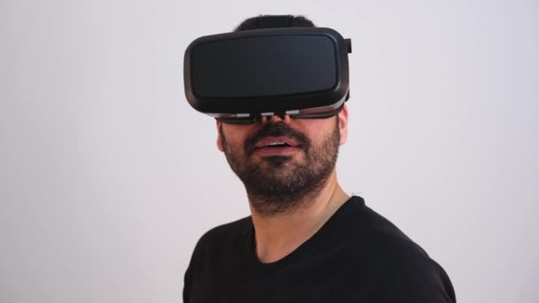 Unge man i VR glasögon headset gestikulerande porträtt. Virtuell verklighet, framtida teknik, utbildning video spel — Stockvideo