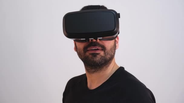 Een jongeman met een VR-bril die portret gebaart. Virtual reality, toekomstige technologie, educatie video gaming — Stockvideo