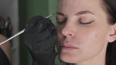 Bir güzellik salonunda kaş boyama, düzeltme, boyama ve kaplama prosedürü, göz bakımı tedavisi