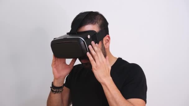 VR gözlüklerini çıkaran genç adam el kol hareketi yapıyor. Sanal gerçeklik, gelecek teknolojisi, eğitim video oyunu — Stok video