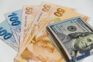 Türk lirası ve Amerikan doları. Finansal kriz, döviz kurları. İstanbul, Türkiye - Ocak 2022 