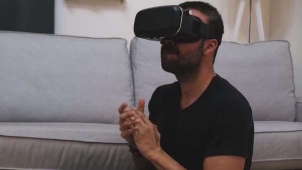 Jongeman in VR bril headset thuis op bank opgewonden gebaren, toekomstige technologie, onderwijs video gaming — Stockvideo