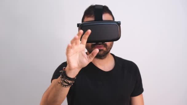 Een jongeman met een VR bril die scrollportret gebaart. Virtual reality, toekomstige technologie, educatie video gaming — Stockvideo