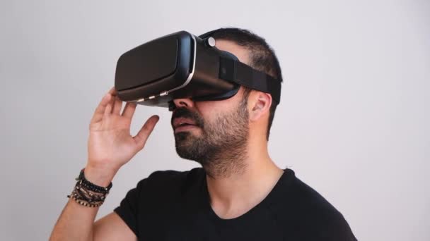 Een jongeman met een VR-bril die portret gebaart. Virtual reality, toekomstige technologie, educatie video gaming — Stockvideo