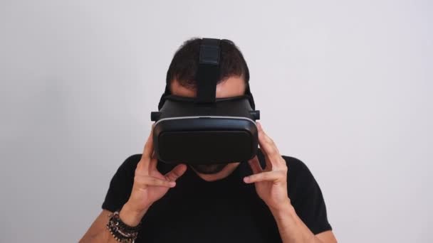 Een jongeman die VR-brillen afdoet. Virtual reality, toekomstige technologie, educatie video gaming — Stockvideo