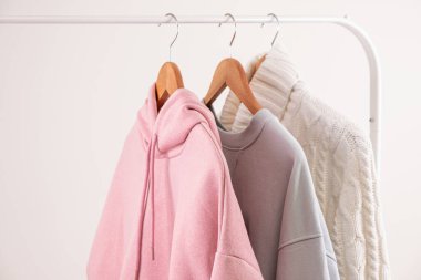 Pastel renkler günlük kadın kıyafetleri açık demiryolu fotokopi alanındaki ahşap askılar