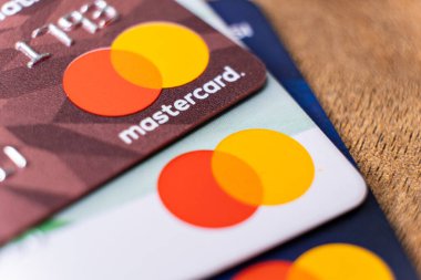 Mastercard plastik elektronik kredi kartları makroyu kapat. İSTANBUL, TURKEY - Şubat 2022