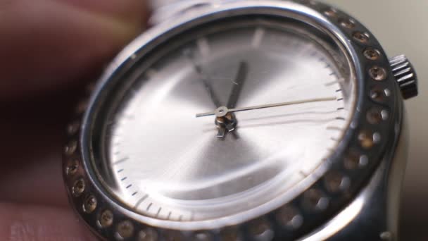 Jam tangan menonton menunjukkan waktu berjalan. gerak lambat dengan penunjuk waktu yang berjalan — Stok Video