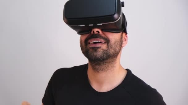 Unge man i VR glasögon headset ler porträtt. Virtuell verklighet, framtida teknik, utbildning video spel — Stockvideo