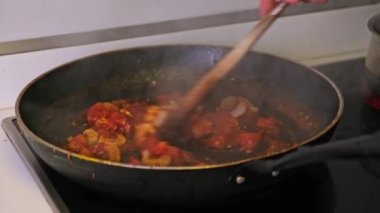 Domates ve sarımsak sosu kızartma tavasında kızartılır.