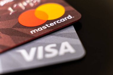 Mastercard ve vize plastik elektronik kredi kartları makroyu kapatın. İSTANBUL, TURKEY - Şubat 2022