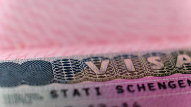 Passaporto biometrico Macro shot con visto schengen. Visto per visitatori europei per turismo e viaggi nell'UE — Video Stock