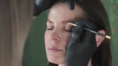 kaş kaplama prosedürü stili, düzeltme, boyama ve güzellik salonunda, kaş bakımı tedavisi