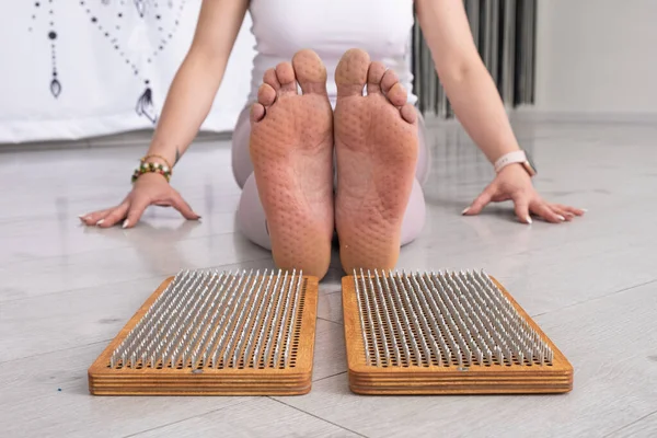 Result of Nail standing practice woman legs on sadhu board yoga meditation foot massage — Fotografia de Stock