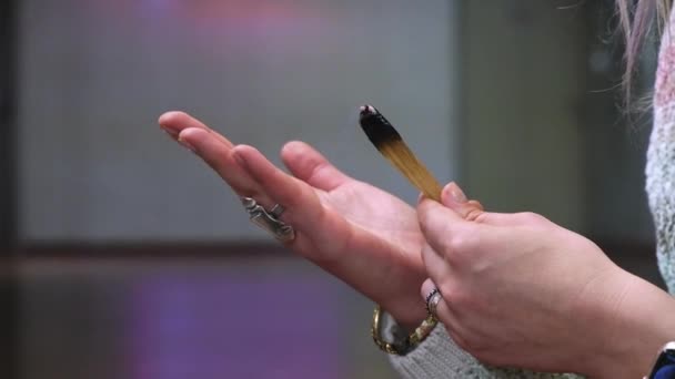 Woman hands with burning aroma stick meditation during practicing yoga — Vídeos de Stock