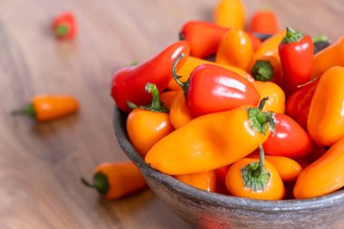 Taze çiğ sebzeler küçük çanak kağıtlar sarı ve kırmızı biber bir kasede. 