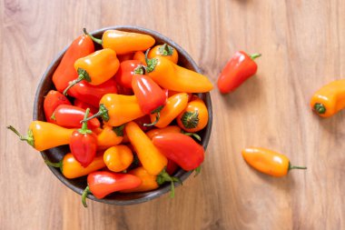 Taze çiğ sebzeler küçük çan kağıtları sarı ve kırmızı kırmızı biber bir kâse düz yatıyordu. Yüksek kalite fotoğraf