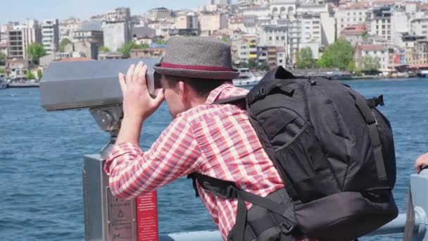 Egy Fiatal Turista Piros Ingben Kalap Hátizsák Néz Keresztül Nagy — Stock videók