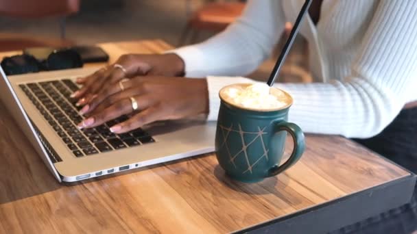 Afroamerikansk Kvinna Händer Närbild Sitter Café Dricka Kaffe Och Arbetar — Stockvideo