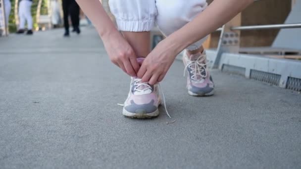 Acercamiento Mujer Atando Cordones Zapato Deportivo Preparándose Para Correr Entrenar — Vídeos de Stock