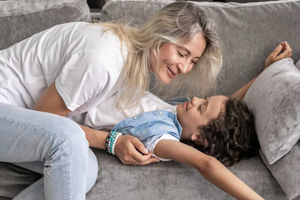 Zabawny Chłopiec Dziecko Całować Szczęśliwy Śmiech Mama Rodzic Dzień Matki — Zdjęcie stockowe