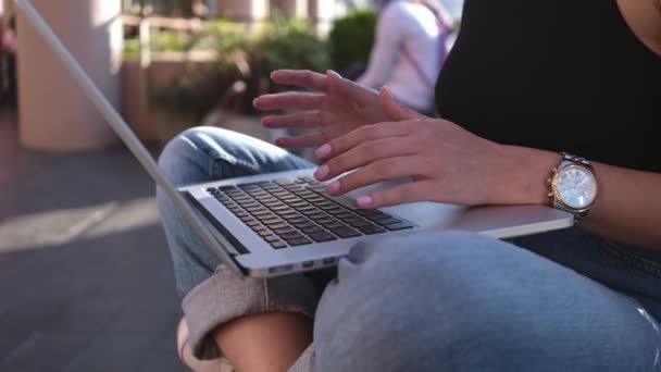 Nahaufnahme Von Happy Young Woman Sitting Park Tippen Auf Laptop — Stockvideo