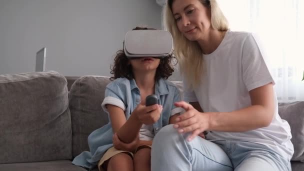 Mãe Ajudando Seu Filho Usar Óculos Realidade Virtual Headset Sala — Vídeo de Stock