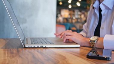 Kadın elleri dizüstü bilgisayarda çalışırken yakın çekim yapıyor. Serbest çalışan bir iş kadını mesaj yazıyor.