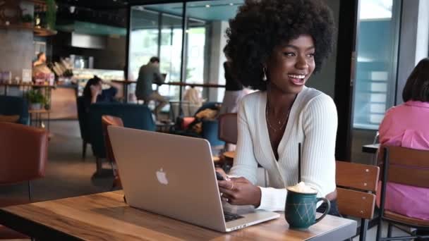 Mulher Afro Americana Feliz Sentada Café Bebendo Café Trabalhando Laptop — Vídeo de Stock