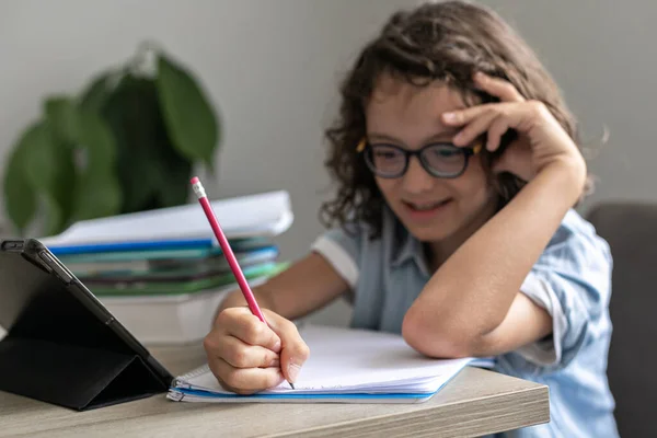 Mały Uroczy Uczeń Kręconymi Włosami Okularami Uczący Się Zdalnie Online — Zdjęcie stockowe