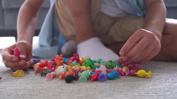 Μικρό Αγοράκι Παίζει Πολύχρωμα Πλαστικά Παιχνίδια Στο Σπίτι Σαλόνι Για — Αρχείο Βίντεο