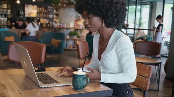 Afro Amerikalı Kadın Elleri Kafeye Yakın Oturuyor Kahve Içiyor Dizüstü — Stok video