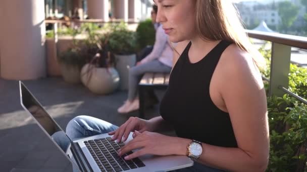 Jovem Feliz Sentada Parque Fora Digitando Trabalhando Laptop Seus Joelhos — Vídeo de Stock