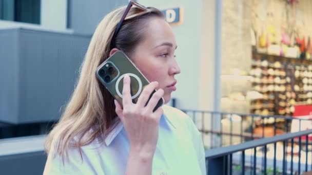 Νεαρή Όμορφη Γυναίκα Μιλάει Στο Τηλέφωνο Έξω Χαμογελώντας Γκρο Πλαν — Αρχείο Βίντεο