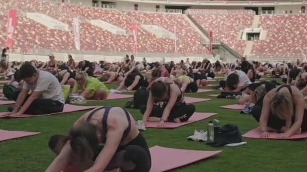 Yeşil Çimenlikteki Büyük Stadyum Sahasında Öğretmenle Birlikte Yoga Egzersizi Yapan — Stok video