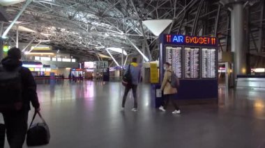 Vnukovo havaalanı yolcuları kalkış terminalinde. Moskova Eylül 2021