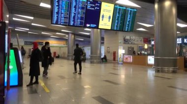 Vnukovo havaalanı yolcuları kalkış terminalinde. Moskova Eylül 2021