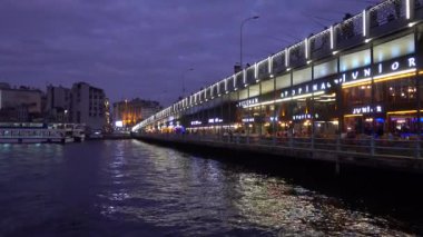 İstanbul 'da akşam, Galata Köprüsü' nde. Türkiye İstanbul Eylül 2021