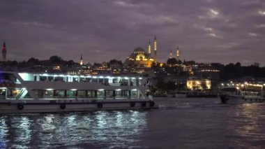 Akşam İstanbul, Golden Horn Bay, Süleyman Camii manzaralı. Türkiye İstanbul Eylül 2021