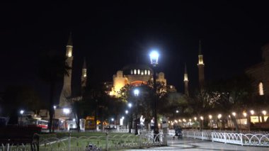 İstanbul gecesi, Sultanahmet Meydanı 'nda Ayasofya. Türkiye İstanbul Eylül 2021