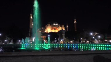 İstanbul gecesi, Ayasofya Sultanı Ahmet Maydan Çeşmesi. Türkiye İstanbul Eylül 2021