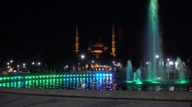 İstanbul gecesi, Mavi Cami Sultan Ahmet Maydan Çeşmesi. Türkiye İstanbul Eylül 2021