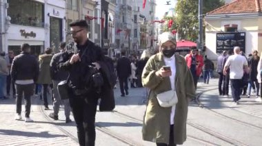 İstanbul İstiklal Caddesi, restoranları ve dükkanları olan en turist caddesi. Türkiye İstanbul Eylül 2021
