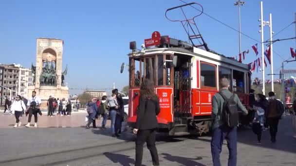 Stanbul Taksim Meydanı Ndaki Geleneksel Kırmızı Tramvay Cumhuriyet Anıtı Türkiye — Stok video