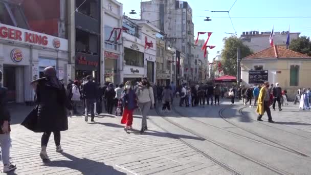 Κωνσταντινούπολη Istiklal Street Παραδοσιακό Κόκκινο Τραμ Τουρκία Κωνσταντινούπολη Σεπτέμβριος 2021 — Αρχείο Βίντεο