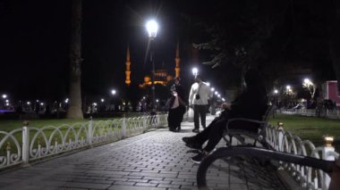 Gece İstanbul, Sultanahmet Meydanı, insanlar bankta dinleniyor. Türkiye İstanbul Eylül 2021