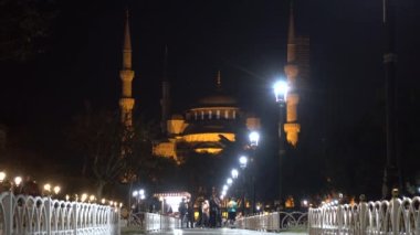 İstanbul gecesi, Sultanahmet Meydanı 'ndaki Mavi Cami. Türkiye İstanbul Eylül 2021